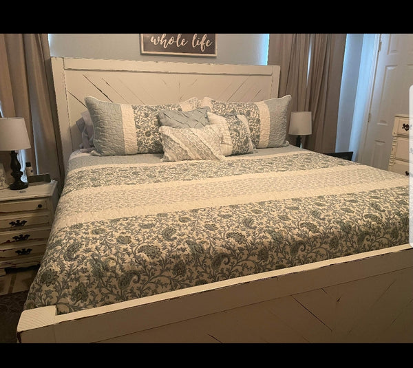 Queen Headboard & Footboard NOT AVAILABLE FOR SHIPPING Located in Farmersville, TX